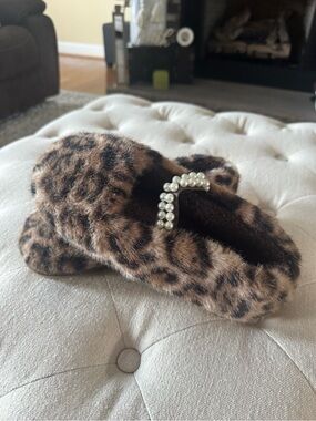 NEW! Faux Fur Leopard Print Pearl Buckle Slippers